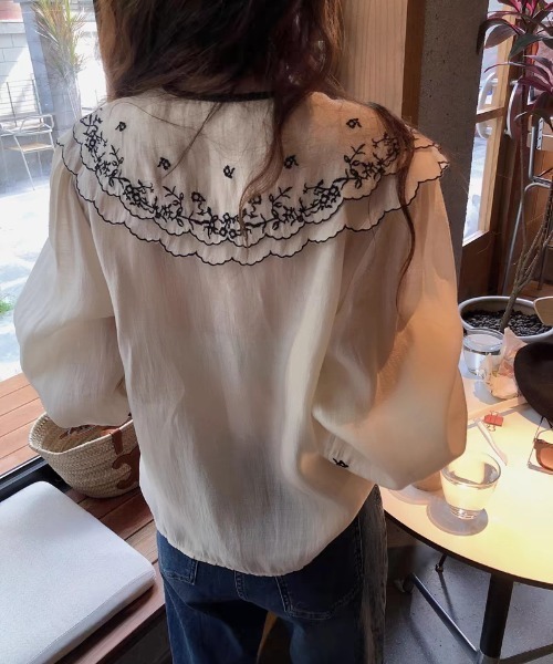 Aelina(エリナ)の「刺繍パフスリーブ長袖シャツ(シャツ/ブラウス・レディース・ベージュ・L/M/S)」の3枚目の写真
