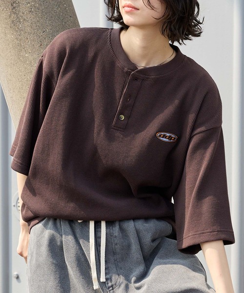 ddp(ディーディーピー)の「ddp/ディーディーピー 別注 ロゴ刺繍 ヘンリーネック ワッフル半袖Tシャツ<速乾>(Tシャツ/カットソー・メンズ・ブラック/カーキ/サックスブルー/オフホワイト/杢グレー/チャコール/ダークブラウン/ダークネイビー・M/L)」の5枚目の写真
