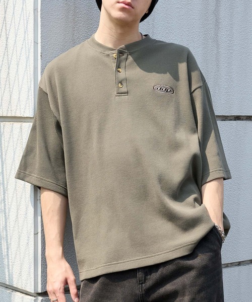 ddp(ディーディーピー)の「ddp/ディーディーピー 別注 ロゴ刺繍 ヘンリーネック ワッフル半袖Tシャツ<速乾>(Tシャツ/カットソー・メンズ・ブラック/カーキ/サックスブルー/オフホワイト/杢グレー/チャコール/ダークブラウン/ダークネイビー・M/L)」の6枚目の写真