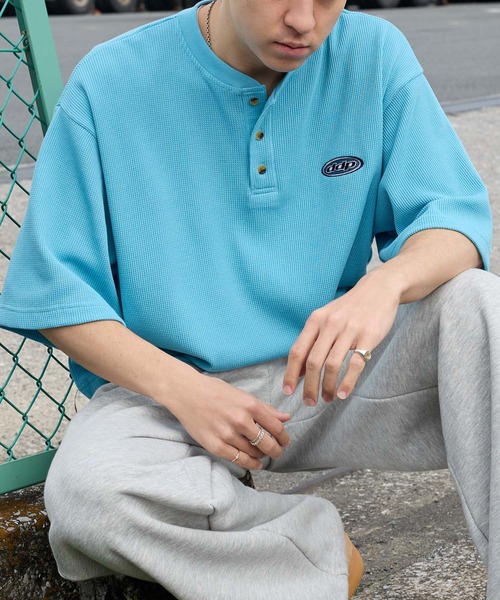 ddp(ディーディーピー)の「ddp/ディーディーピー 別注 ロゴ刺繍 ヘンリーネック ワッフル半袖Tシャツ<速乾>(Tシャツ/カットソー・メンズ・ブラック/カーキ/サックスブルー/オフホワイト/杢グレー/チャコール/ダークブラウン/ダークネイビー・M/L)」の7枚目の写真