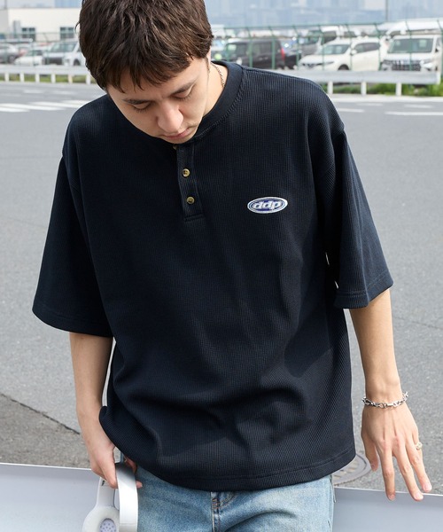 ddp(ディーディーピー)の「ddp/ディーディーピー 別注 ロゴ刺繍 ヘンリーネック ワッフル半袖Tシャツ<速乾>(Tシャツ/カットソー・メンズ・ブラック/カーキ/サックスブルー/オフホワイト/杢グレー/チャコール/ダークブラウン/ダークネイビー・M/L)」の9枚目の写真
