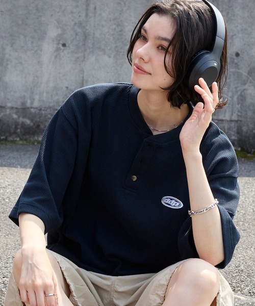 ddp(ディーディーピー)の「ddp/ディーディーピー 別注 ロゴ刺繍 ヘンリーネック ワッフル半袖Tシャツ<速乾>(Tシャツ/カットソー・メンズ・ブラック/カーキ/サックスブルー/オフホワイト/杢グレー/チャコール/ダークブラウン/ダークネイビー・M/L)」の19枚目の写真