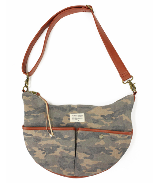 AVIREX（アヴィレックス）の「avirex/ アヴィレックス/ POCKET SHOULDER BAG/ ポケット　ショルダーバッグ（ショルダーバッグ・レディース・カモフラージュ/ホワイト・FREE）」の2枚目の写真