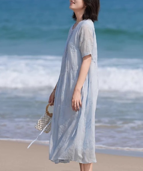 AMAJI(アマジ)の「クルーネック 半袖 ウエストリボン ミモレ丈 フレアワンピース(ワンピース・レディース・ライトブルー・MEDIUM/LARGE/X-LARGE)」の4枚目の写真