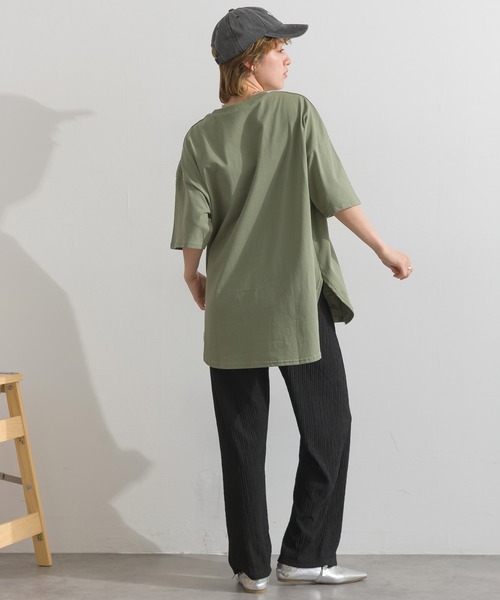 Fizz（フィズ）の「綿100%　ラウンドヘムポケット付きゆったりTシャツ（Tシャツ/カットソー・レディース・ブルー/ホワイト/ブラック/ライトカーキ・M）」の14枚目の写真