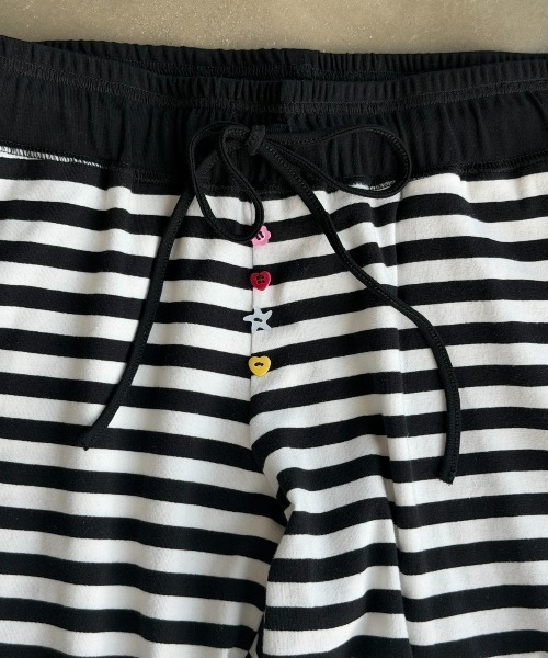 SHAGGIE(シャギー)の「カラフルボタンボーダーロングパンツ(デニムパンツ・レディース・ブラック/ネイビー/グレー・SMALL/MEDIUM)」の13枚目の写真