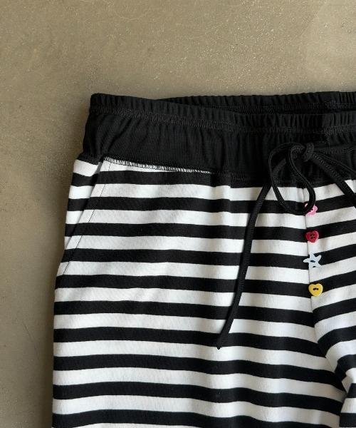 SHAGGIE(シャギー)の「カラフルボタンボーダーロングパンツ(デニムパンツ・レディース・ブラック/ネイビー/グレー・SMALL/MEDIUM)」の14枚目の写真