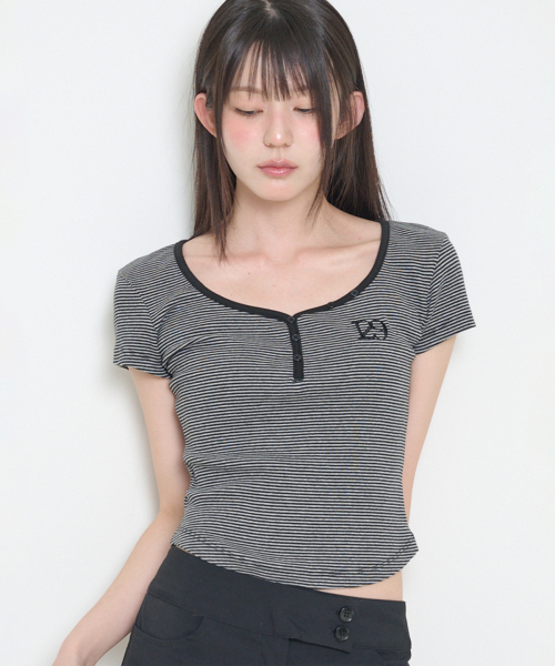 ILLIGO(イリゴ)の「129 ボタンヘンリーネックTシャツ ブラックストライプ(Tシャツ/カットソー・レディース・その他・OS)」の2枚目の写真