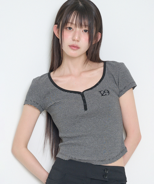 ILLIGO(イリゴ)の「129 ボタンヘンリーネックTシャツ ブラックストライプ(Tシャツ/カットソー・レディース・その他・OS)」の7枚目の写真