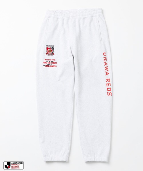 FREAK'S STORE(フリークスストア)の「FREAK’S STORE/フリークスストア J.LEAGUE × FREAK’S STORE 別注SUPPORTERS SWEAT PANTS【浦和レッズ】(その他パンツ・メンズ・ライトグレー・MEDIUM/LARGE)」の1枚目の写真