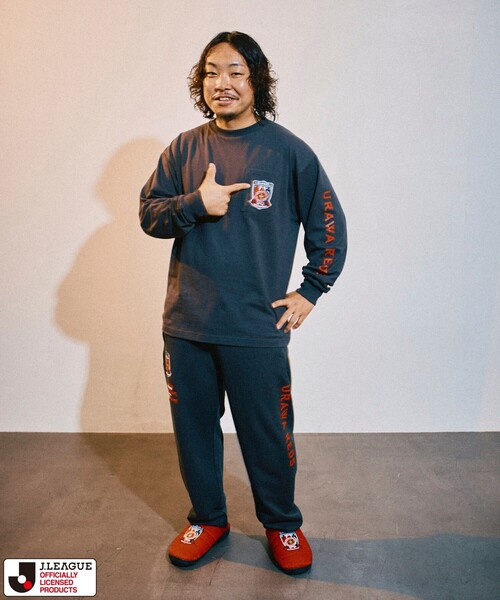 FREAK'S STORE(フリークスストア)の「FREAK’S STORE/フリークスストア J.LEAGUE × FREAK’S STORE 別注SUPPORTERS SWEAT PANTS【浦和レッズ】(その他パンツ・メンズ・ライトグレー・MEDIUM/LARGE)」の2枚目の写真