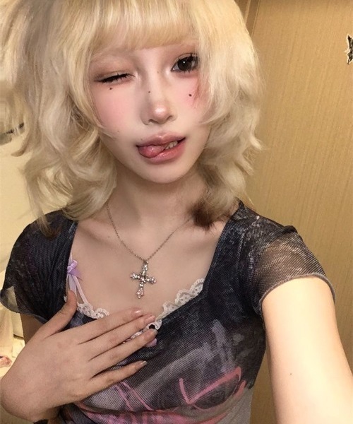ViViDAY(ビビデー)の「ラインストーン十字架ネックレス(ネックレス・レディース・シルバー・FREE)」の6枚目の写真
