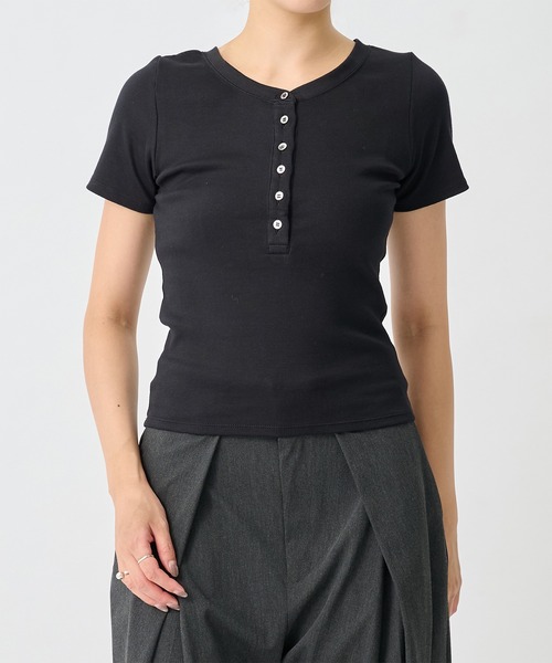 CITY TOKYO（シティトウキョウ）の「【CITY TOKYO/シティートウキョウ】2way Henry Neck Tee/前後2WAYヘンリーネックTEE（Tシャツ/カットソー・レディース・カーキ/ブラック/ホワイト・FREE）」の3枚目の写真