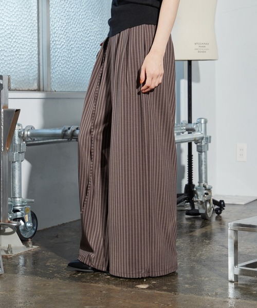 OFROOM(オフルーム)の「【2026秋冬新作】Tuck Stripe Wide Pants|タックストライプワイドパンツ(スラックス・レディース・ベージュ/ブラウン/グレー・SMALL/MEDIUM)」の2枚目の写真