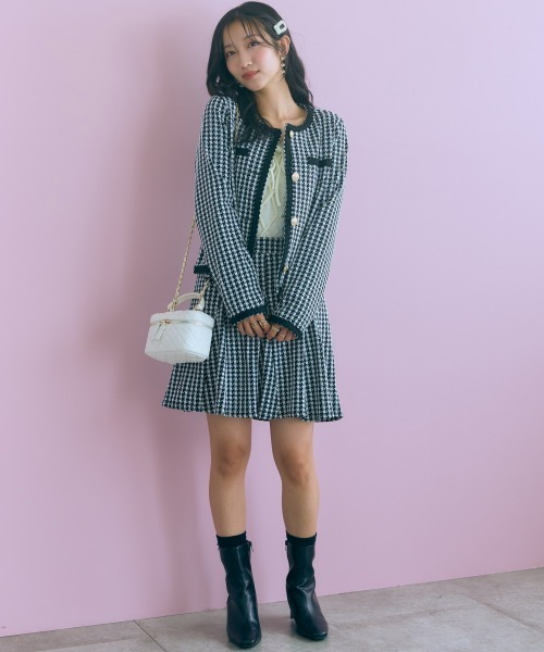 marun(マルン)の「<大きいサイズ>千鳥チェックジャガードジャケット風カーディガン marun(カーディガン/ボレロ・レディース・ブラック/ブラウン・5L/4L/3L/LL/L)」の4枚目の写真