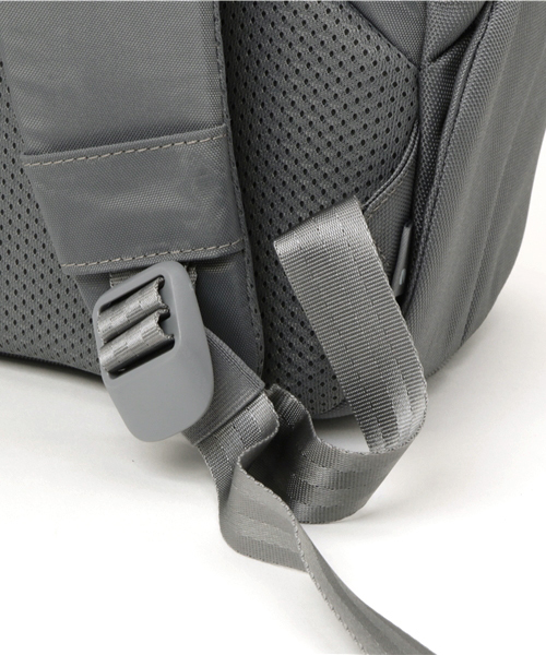 incase（インケース）の「※入荷禁止※INCO100279-GRY ICON Lite Pack（ショルダーバッグ・メンズ・グレー・ONE SIZE）」の10枚目の写真