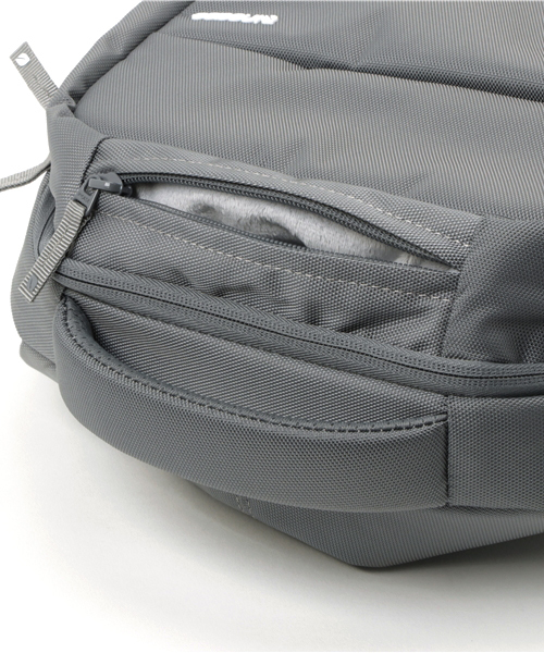 incase（インケース）の「※入荷禁止※INCO100279-GRY ICON Lite Pack（ショルダーバッグ・メンズ・グレー・ONE SIZE）」の2枚目の写真