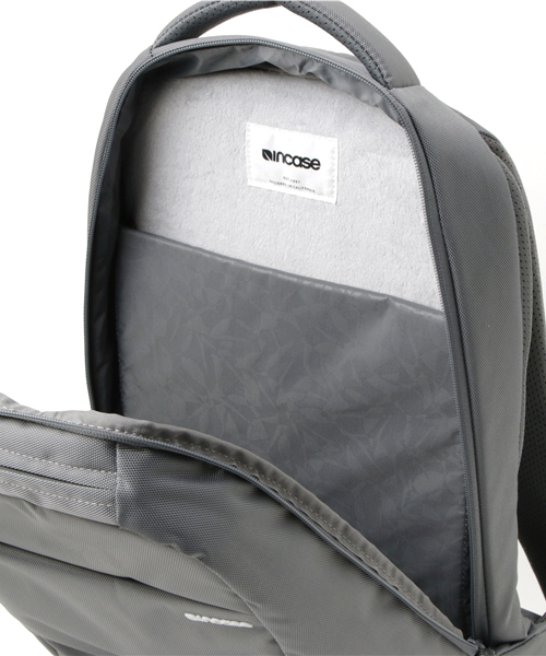 incase（インケース）の「※入荷禁止※INCO100279-GRY ICON Lite Pack（ショルダーバッグ・メンズ・グレー・ONE SIZE）」の4枚目の写真