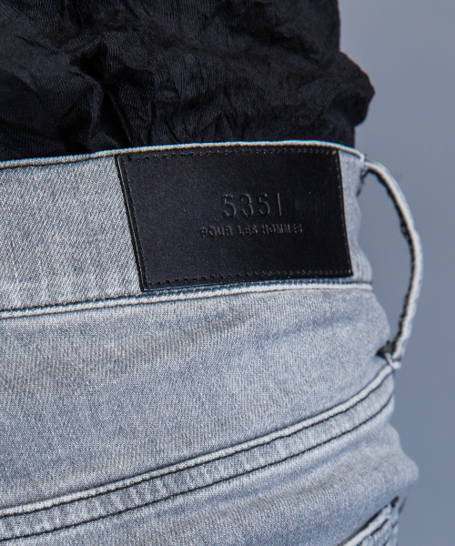 5351 POUR LES HOMMES（ゴーサンゴーイチプールオム）の「カスタムジョガースキニーデニム（デニムパンツ・メンズ・ブラック/インディゴブルー・44/46/48）」の12枚目の写真