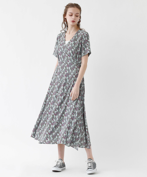 titivate(ティティベイト)の「フラワープリントカシュクールワンピース(ワンピース・レディース・ブルー/ライトベージュ/ブラック・L/S/M)」の3枚目の写真