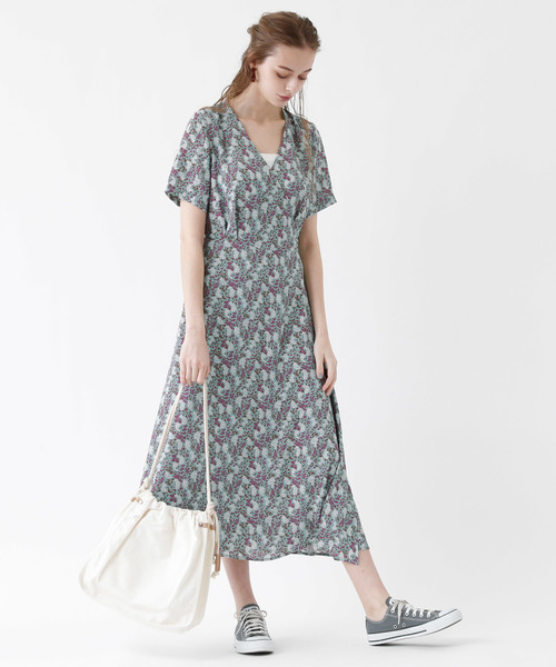 titivate(ティティベイト)の「フラワープリントカシュクールワンピース(ワンピース・レディース・ブルー/ライトベージュ/ブラック・L/S/M)」の6枚目の写真