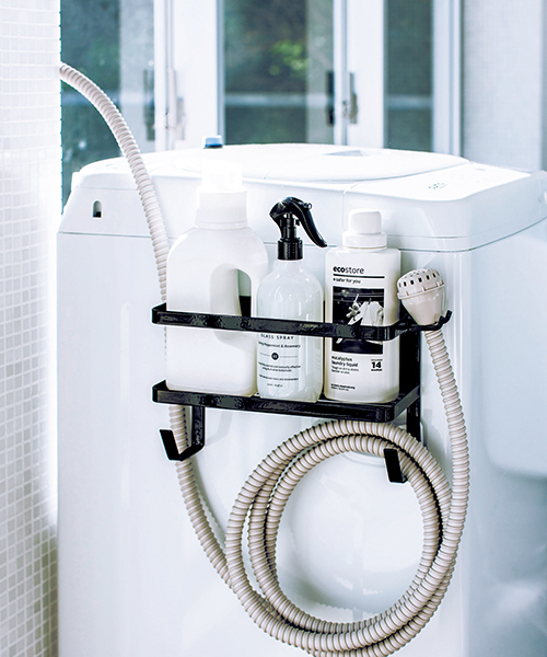 tower（タワー）の「tower　(タワー)　ホースホルダー付き洗濯機横マグネットラック（ランドリーグッズ・レディース・ブラック/ホワイト・ONE SIZE）」の2枚目の写真