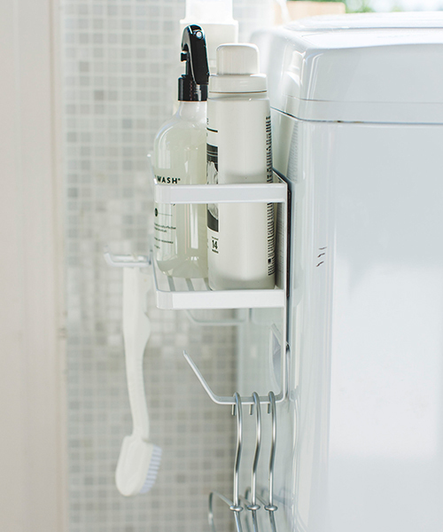 tower（タワー）の「tower　(タワー)　ホースホルダー付き洗濯機横マグネットラック（ランドリーグッズ・レディース・ブラック/ホワイト・ONE SIZE）」の4枚目の写真