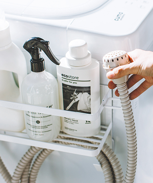 tower（タワー）の「tower　(タワー)　ホースホルダー付き洗濯機横マグネットラック（ランドリーグッズ・レディース・ブラック/ホワイト・ONE SIZE）」の5枚目の写真