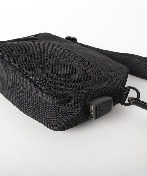JACKROSE(ジャックローズ)の「USB・CHARGING・ZIPショルダーBAG(ショルダーバッグ・メンズ・ブラック/カモフラージュ・FREE)」の3枚目の写真