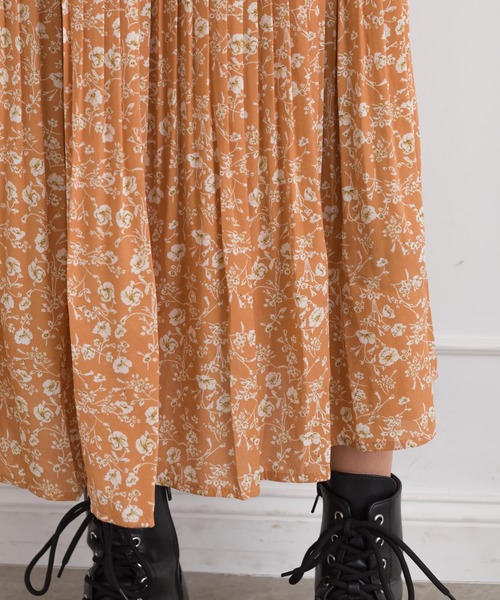 SpRay（スプレイ）の「花柄プリーツスカート（スカート・レディース・ブラック/オレンジ/ブルー/ライトベージュ・FREE）」の11枚目の写真