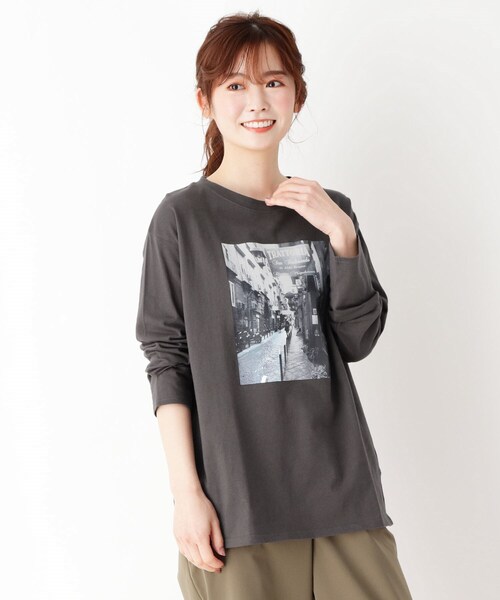 pink adobe（ピンクアドベ）の「◆【M-LL/USAコットン】フォトプリント ロンT（Tシャツ/カットソー・レディース・オフホワイト/ライトグレー/チャコールグレー/ベビーピンク・38/40/42）」の3枚目の写真