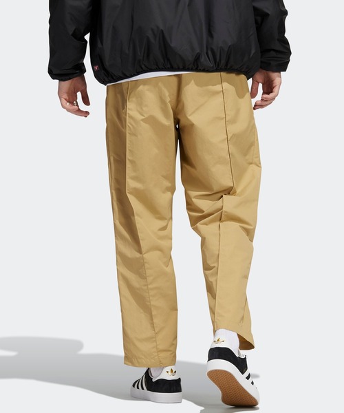 adidas(アディダス)の「ピンタックパンツ(ジェンダーニュートラル) / アディダスオリジナルス(メンズ/レディース)(チノパンツ・メンズ・ベージュ/ブラック/ブラック×ブラック/ブルー系その他・XXX-LARGE/X-SMALL/X-LARGE/XX-LARGE/MEDIUM/SMALL/LARGE)」の20枚目の写真