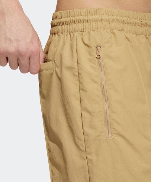 adidas(アディダス)の「ピンタックパンツ(ジェンダーニュートラル) / アディダスオリジナルス(メンズ/レディース)(チノパンツ・メンズ・ベージュ/ブラック/ブラック×ブラック/ブルー系その他・XXX-LARGE/X-SMALL/X-LARGE/XX-LARGE/MEDIUM/SMALL/LARGE)」の22枚目の写真