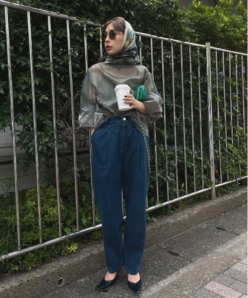 Ameri（アメリ）の「AMERI JAPAN DENIM LOOSE TAPERED PANTS（デニムパンツ・レディース・ブルー・24inch/25inch/26inch）」の13枚目の写真