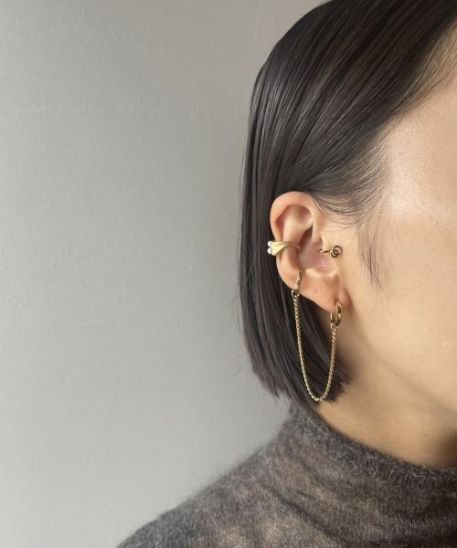and cloud(アンドクラウド)の「○Cable Chain Charm Set Earcuff(イヤーカフ・レディース・ブラック/シルバー/イエローゴールド・FREE)」の4枚目の写真