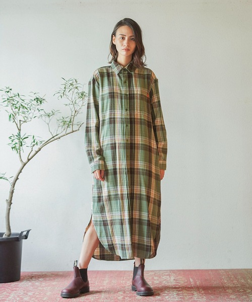 UNIVERSAL OVERALL（ユニバーサルオーバーオール）の「UNIVERSAL OVERALL　SHIRT OP U2132844（シャツワンピース・レディース・ベージュ/オリーブ/ブルー・FREE）」の2枚目の写真