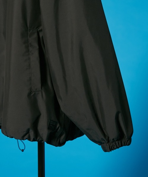 Maison Kitsune（メゾンキツネ）の「【PUMA×MAISON KITSUNE】SMOCK/スモックパーカー（パーカー・レディース・ブラック/ブルー・MEDIUM）」の4枚目の写真