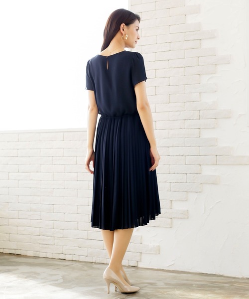 WHITE JOOLA（ホワイトジョーラ）の「【2022 SS】カラーミックスツィードノーカラージャケット＆シフォンジョーゼットプリーツデザインワンピース　フォーマル2点セット（スーツセット・レディース・ネイビー/オフホワイト/サックスブルー・LL/S/M/L/SS）」の20枚目の写真