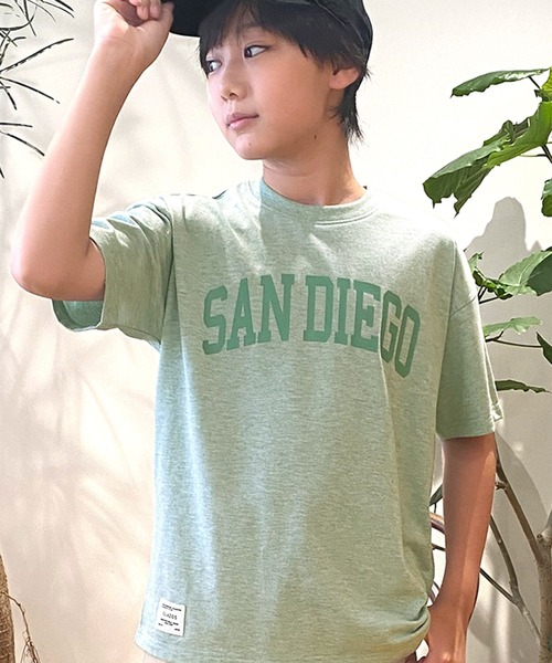 GLAZOS(グラソス)の「カラー杢天竺・接触冷感ドロップショルダーカレッジロゴ半袖Tシャツ(Tシャツ/カットソー・キッズ・パープル/オレンジ/ブルー/グリーン・130cm/140cm/150cm/160cm/170cm)」の2枚目の写真