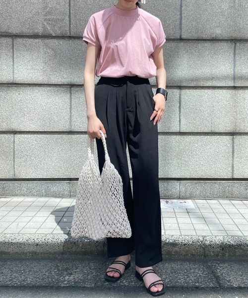 MAISON BREEZE（メゾンブリーズ）の「キレイ目Tシャツと言えばこれ！華奢見えのモックネックTee♪【MAISON BREEZE】大人のモックネックラグランTシャツ（Tシャツ/カットソー・レディース・ホワイト/ブラック/ピンク/グリーン・FREE）」の11枚目の写真