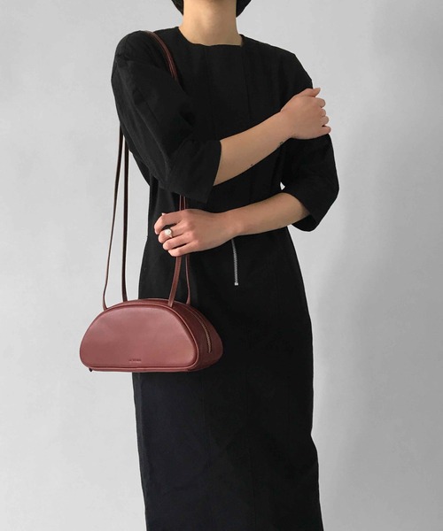 LE VERNIS(ル・ベルニ)の「LE VERNIS(ル・ベルニ)miniボストンショルダーバッグ(ショルダーバッグ・レディース・ブラック/ベージュ/ブラウン/ブルー・FREE)」の2枚目の写真
