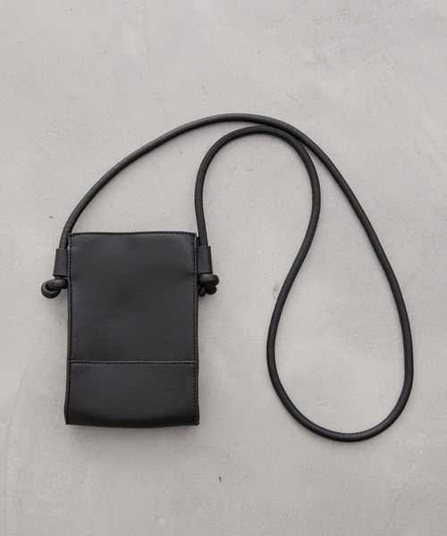 JUNRED(ジュンレッド)の「シンセティックレザーミニショルダーバッグ(ショルダーバッグ・メンズ・チャコールグレー/ブラック・FREE)」の2枚目の写真