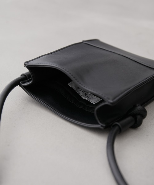 JUNRED(ジュンレッド)の「シンセティックレザーミニショルダーバッグ(ショルダーバッグ・メンズ・チャコールグレー/ブラック・FREE)」の15枚目の写真