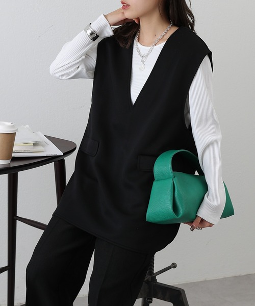 COLONY 2139（コロニートゥーワンスリーナイン）の「ポンチVネック