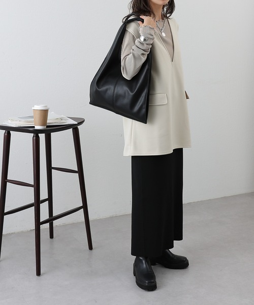 COLONY 2139（コロニートゥーワンスリーナイン）の「ポンチVネックノースリーブベスト（ベスト・レディース・グレイッシュベージュ/ブラック/アイボリー・FREE）」の9枚目の写真