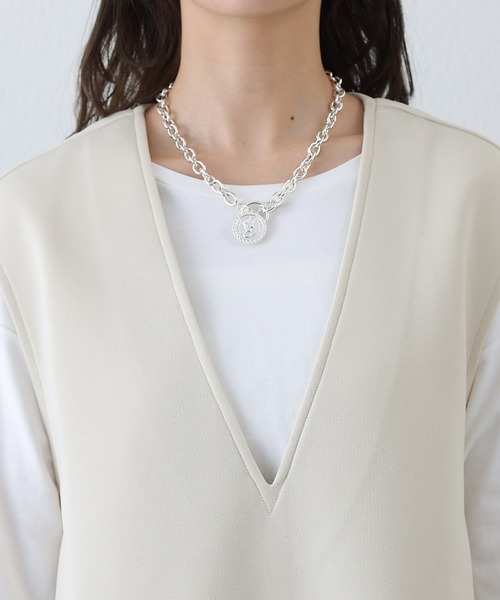 COLONY 2139（コロニートゥーワンスリーナイン）の「ポンチVネックノースリーブベスト（ベスト・レディース・グレイッシュベージュ/ブラック/アイボリー・FREE）」の10枚目の写真