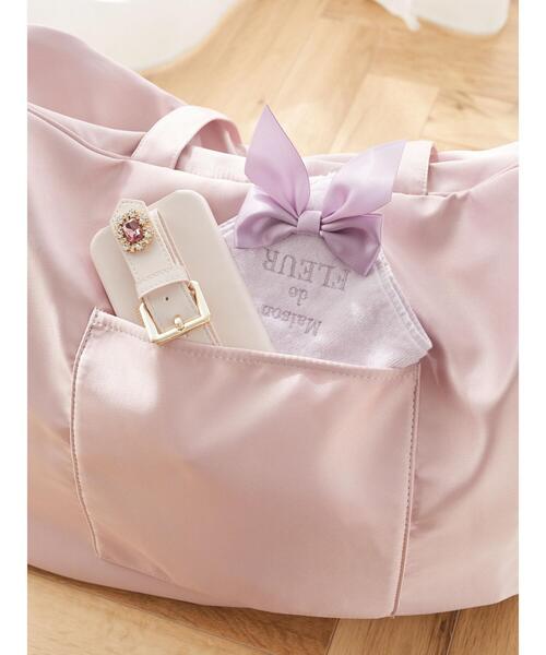 Maison de FLEUR（メゾンドフルール）の「サテンキャリーオンバッグ（エコバッグ/サブバッグ・レディース・ピンクベージュ/ブラック/ネイビー・FREE）」の13枚目の写真