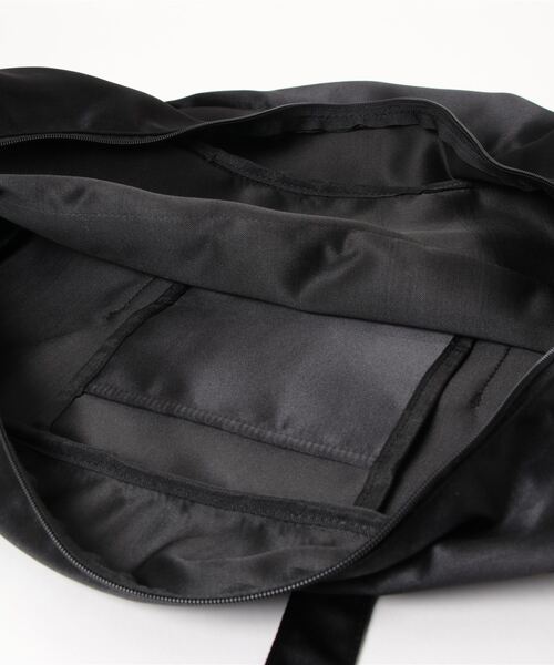 Maison de FLEUR（メゾンドフルール）の「サテンキャリーオンバッグ（エコバッグ/サブバッグ・レディース・ピンクベージュ/ブラック/ネイビー・FREE）」の12枚目の写真