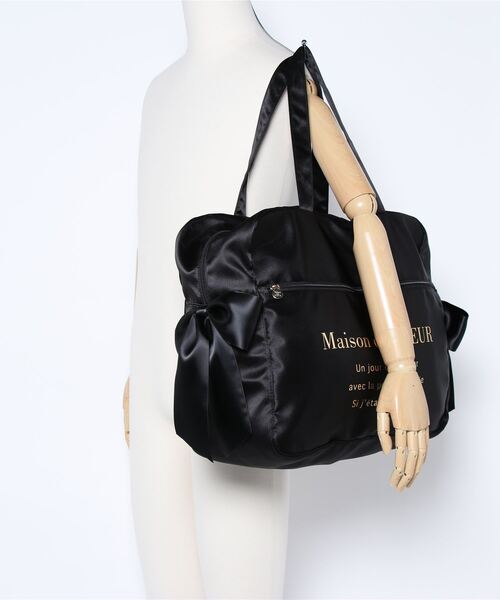 Maison de FLEUR（メゾンドフルール）の「サテンキャリーオンバッグ（エコバッグ/サブバッグ・レディース・ピンクベージュ/ブラック/ネイビー・FREE）」の6枚目の写真