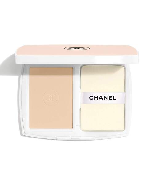 CHANEL(シャネル)の「ル ブラン ブライトニング コンパクト パウダリー ファンデーション(つややかな仕上がり) 輝きを長時間キープ – 肌を保護 – 気温の変化などによる影響から肌を守る SPF 25/PA+++(ファンデーション・レディース・BR22/BD21/B20/BD01/B10/B30/BR12・FREE)」の2枚目の写真